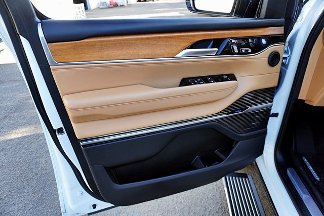 Used 2022 Jeep Grand Wagoneer Series III AWD/4WD image 35