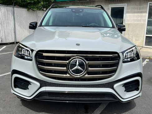 Used 2024 Mercedes-Benz GLS 580 4MATIC image 2