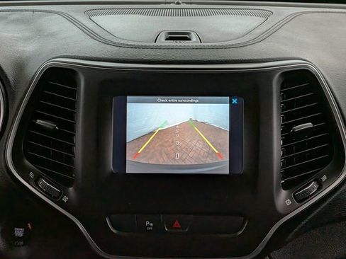 Used 2019 Jeep Cherokee Latitude Plus w/ Cold Weather Group AWD/4WD image 33