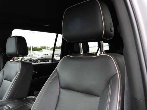 Used 2023 Chevrolet Suburban Premier w/ Premium Package AWD/4WD image 13