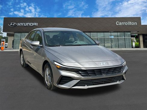 Used 2025 Hyundai Elantra SE FWD image 3