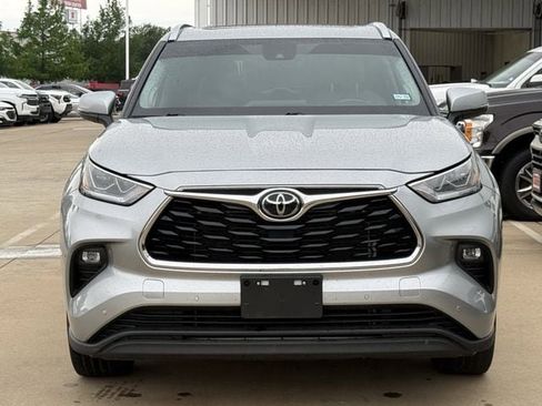 Used 2022 Toyota Highlander Limited FWD image 8