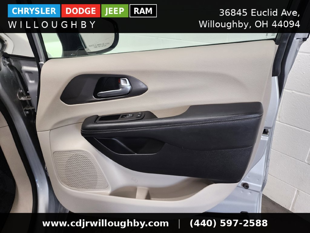 Used 2024 Chrysler Pacifica Touring-L FWD image 35
