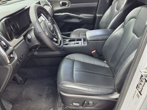 Used 2022 Kia Sorento EX w/ Panoramic Sunroof Package FWD image 4