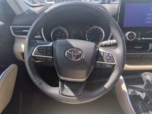 Used 2023 Toyota Highlander XLE AWD/4WD image 14