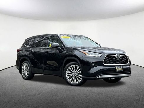 Used 2025 Toyota Highlander Platinum AWD/4WD image 2