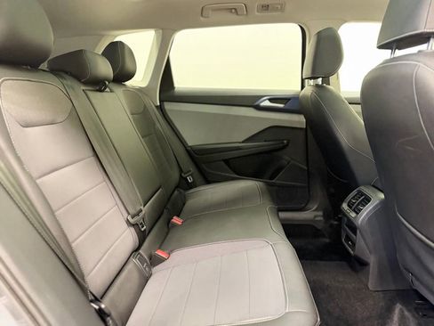 Used 2024 Volkswagen Taos SE w/ Panoramic Sunroof Package image 18