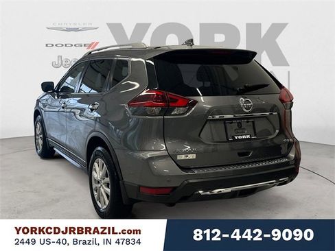 Used 2020 Nissan Rogue SV image 2