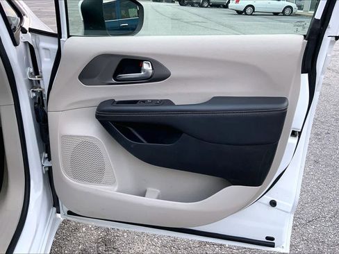 Used 2023 Chrysler Pacifica Touring-L image 21