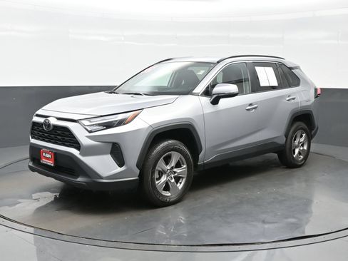 Used 2025 Toyota RAV4 XLE AWD/4WD image 2