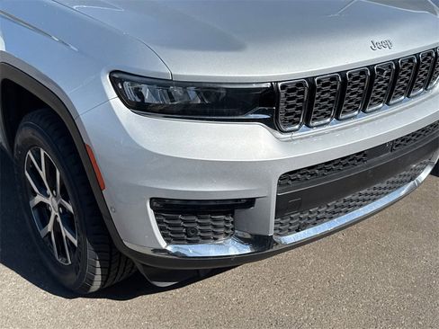 Used 2024 Jeep Grand Cherokee L Limited w/ Luxury Tech Group II image 3