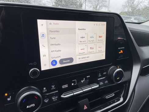 Used 2024 Toyota Highlander XLE image 40