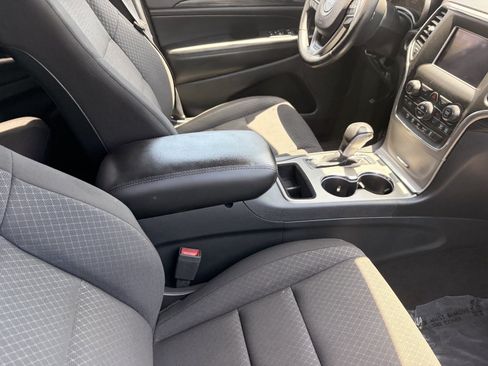 Used 2019 Jeep Grand Cherokee Laredo RWD image 10