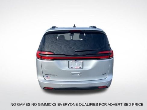 New 2026 Chrysler Pacifica Select w/ S Appearance Package image 4