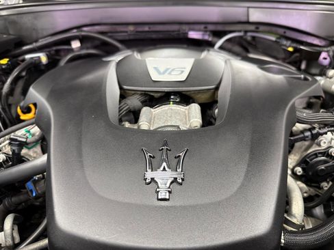 Used 2017 Maserati Levante w/ Sport Package image 37