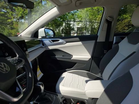 New 2026 Volkswagen Taos SE FWD image 17