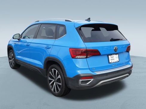 Used 2023 Volkswagen Taos SE w/ Panoramic Sunroof Package image 5