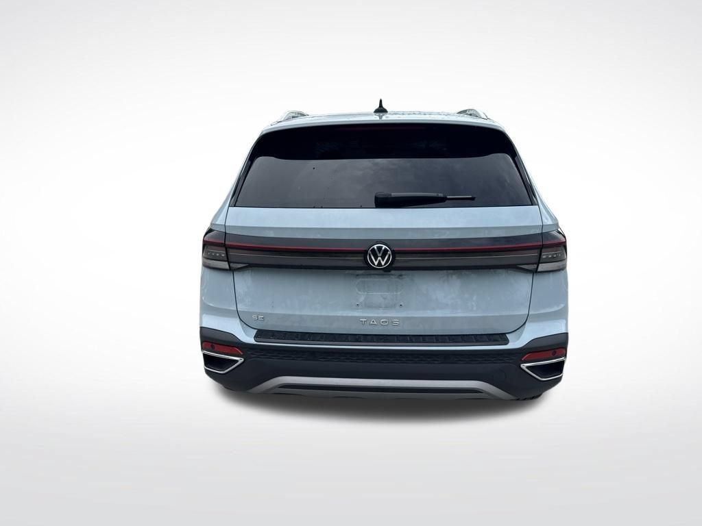 Used 2025 Volkswagen Taos SE w/ Panoramic Sunroof Package FWD image 7