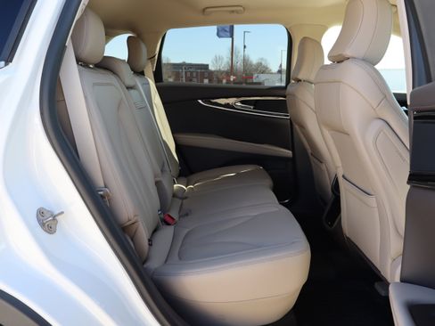 Used 2023 Lincoln Nautilus AWD w/ Premium Package image 11