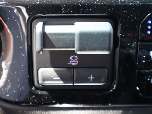 Used 2025 Chevrolet Silverado 1500 LTZ w/ LTZ Convenience Package II image 32