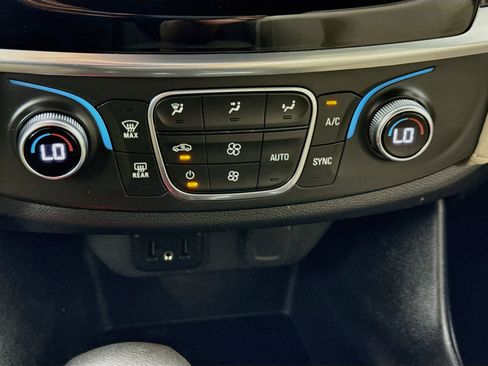 Used 2022 Chevrolet Traverse LS FWD image 17