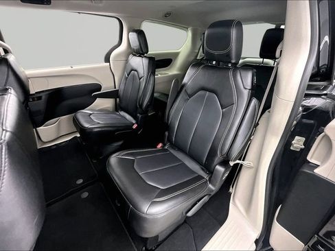 Used 2024 Chrysler Pacifica Touring-L FWD image 26