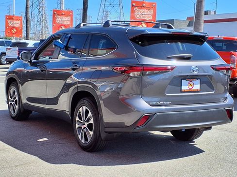 Certified 2024 Toyota Highlander XLE FWD image 4