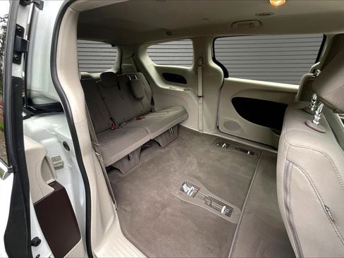 Used 2019 Chrysler Pacifica L FWD image 24