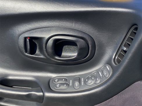 Used 2004 Chevrolet Corvette Coupe w/ Roof Package image 18