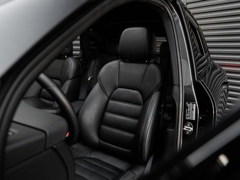 Certified 2026 Porsche Macan AWD/4WD image 5