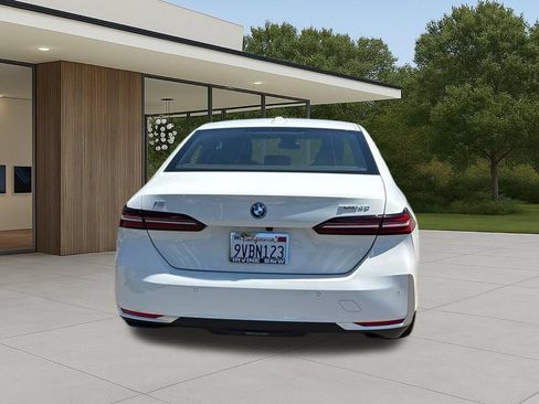 Used 2026 BMW i5 eDrive40 w/ Premium Package RWD image 9