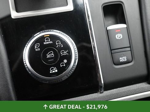 Used 2024 Mitsubishi Outlander SE image 32