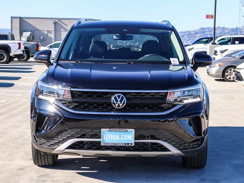 Used 2023 Volkswagen Taos SE w/ Panoramic Sunroof Package image 2