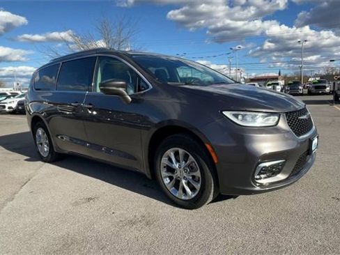 Used 2021 Chrysler Pacifica Touring-L w/ Uconnect Theater Family Group image 2