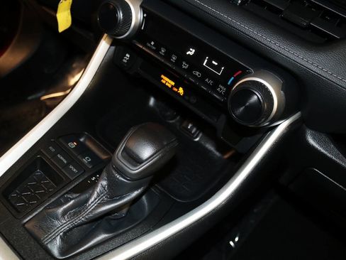 Used 2021 Toyota RAV4 LE image 31