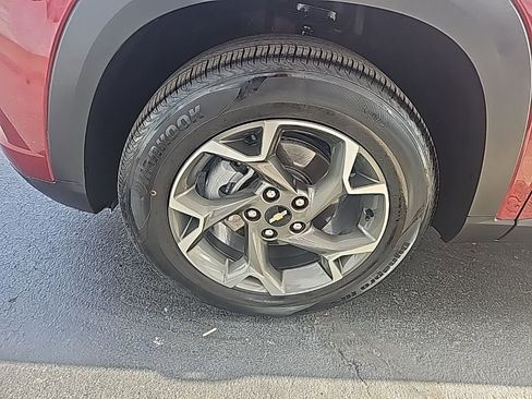 Used 2025 Chevrolet Trax LT w/ LT Convenience Package image 8