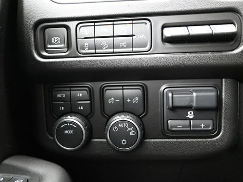 Used 2023 Chevrolet Tahoe Premier w/ Advanced Technology Package image 32