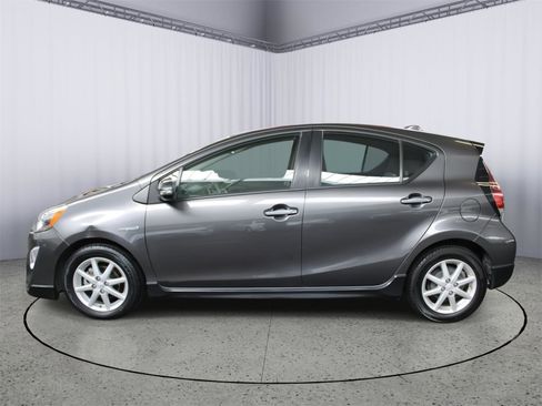 Used 2017 Toyota Prius C One image 4