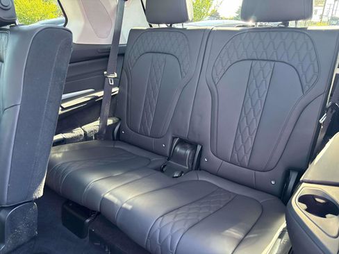 Used 2023 BMW X7 xDrive40i w/ Premium Package image 11