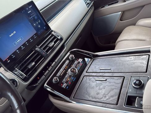 Used 2022 Lincoln Navigator L Reserve AWD/4WD image 18