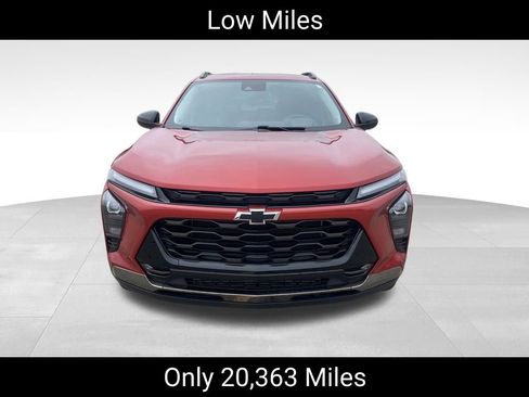 Used 2024 Chevrolet Trax ACTIV w/ Sunroof Package image 2