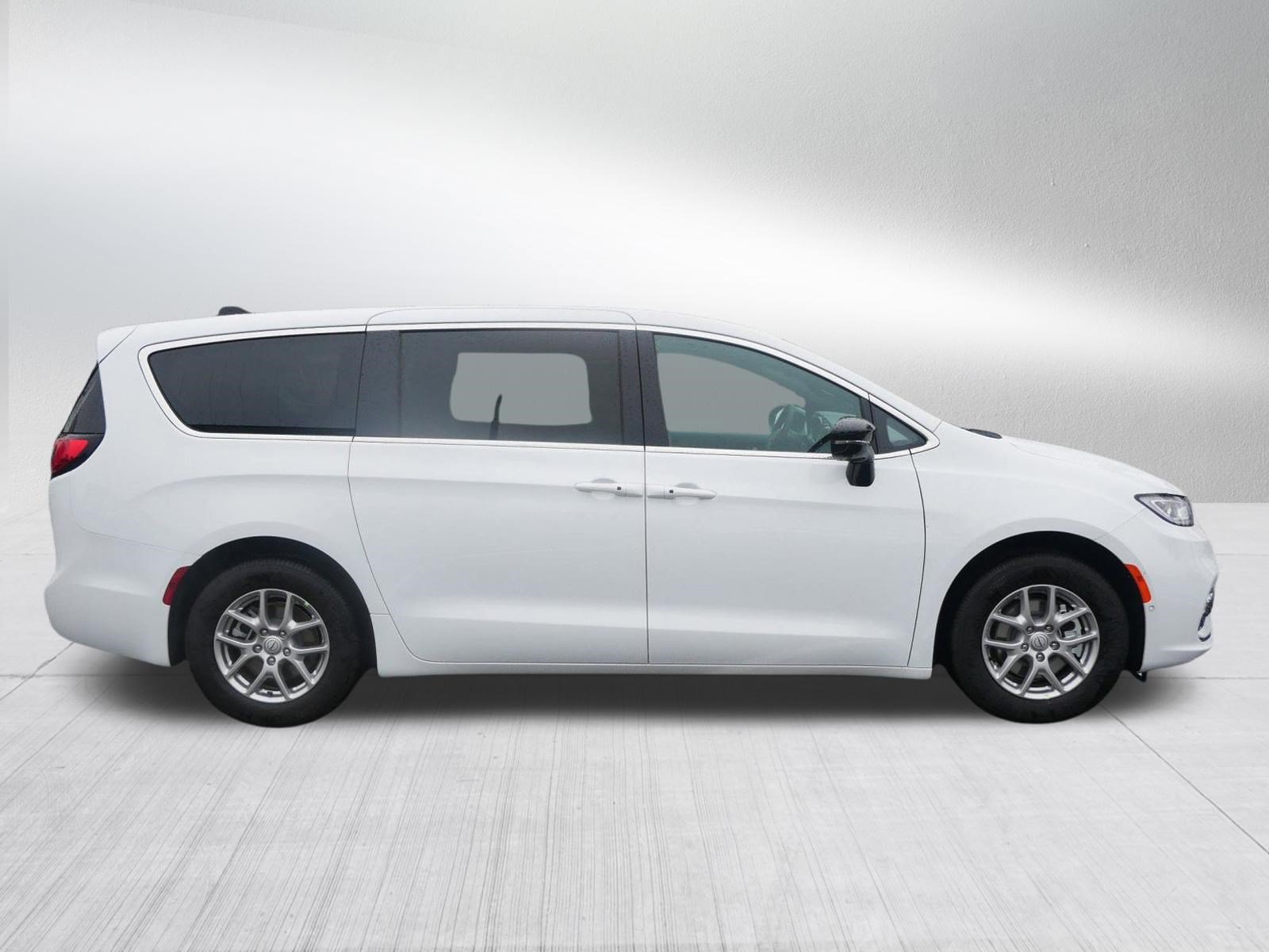 New 2026 Chrysler Pacifica Select FWD image 8