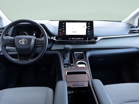 Certified 2022 Toyota Sienna LE image 32