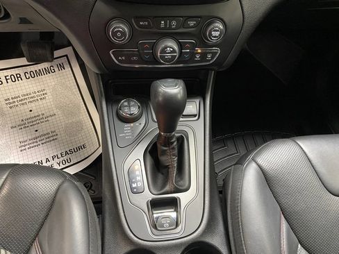 Used 2019 Jeep Cherokee Trailhawk image 27