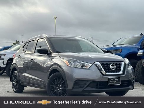 Used 2018 Nissan Kicks S w/ Interior Electronics Package FWD image 2
