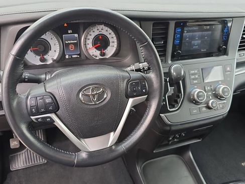Used 2017 Toyota Sienna SE w/ SE Preferred Package image 17