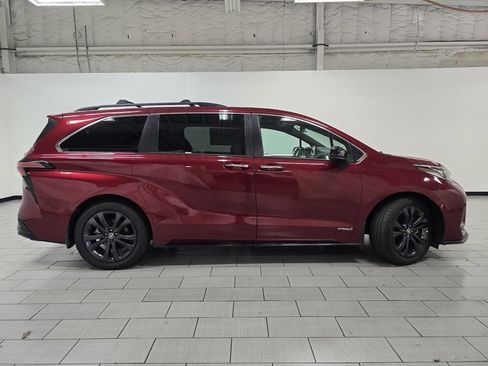 Used 2021 Toyota Sienna XSE image 18