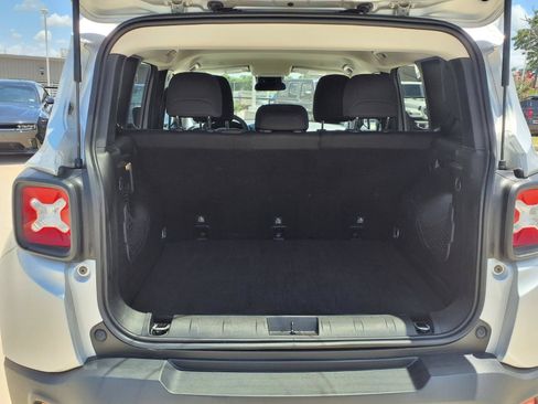 Used 2018 Jeep Renegade Latitude FWD image 8