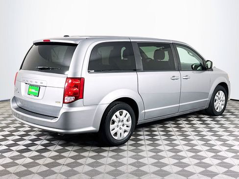 Used 2018 Dodge Grand Caravan SE w/ UConnect Hands-Free Group FWD image 8