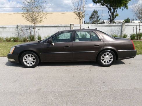 Used 2009 Cadillac DTS FWD image 1
